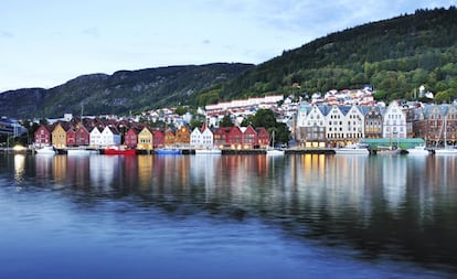 Bergen, segunda ciudad más grande de Noruega, se encuentra situada en la costa sudoeste del país nórdico y tiene unos 260.000 habitantes.