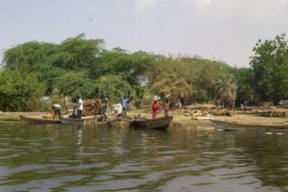 En la imagen de arriba, Mohammad Ab-Bakar, pescador de Baga Sola. Abajo: pescadores en Tagal (Chad).