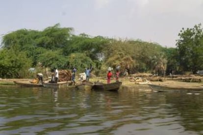 En la imagen de arriba, Mohammad Ab-Bakar, pescador de Baga Sola. Abajo: pescadores en Tagal (Chad).