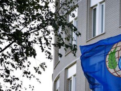 Bandera de la OPAC, frente a su sede en La Haya.