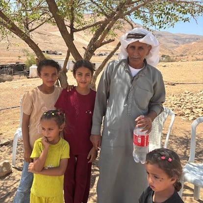 Odeh Amriyin, de 75 años, con varias de sus nietas, en Ras ‘Ein al-’Auja, comunidad beduina del valle del Jordán amenazada de expulsión por colonos israelíes, el 17 de agosto de 2025.