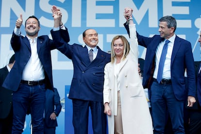 De izquierda a derecha, Matteo Salvini de Liga, Silvio Berlusconi de Forza Italia, Giorgia Meloni de Hermano de Italia y Maurizio Lupi de Nosotros con Italia.