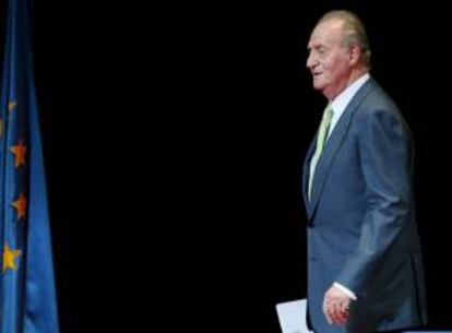 El rey Juan Carlos momentos antes de su intervención en la ceremonia de entrega de los Premios Economía Fórum 2012 y 2011. EFE/Archivo