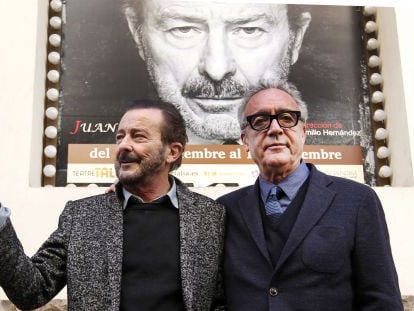 Juan Diego y Juan José Millás en la puerta del Teatro Talía.