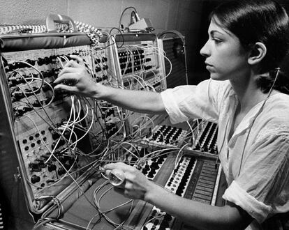 Una de las imágenes más compartidas en Internet cada vez que se habla de mujeres en la electrónica: Suzanne Ciani con su Buchla.