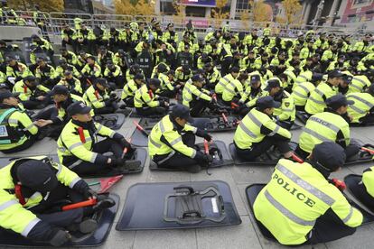 Policías surcoreanos se reúnen para un mitin contra la guerra, en Seúl (Corea del Sur).