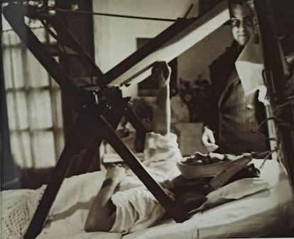 Frida pintando en su cama en 1940. Con ella Miguel Covarrubias.