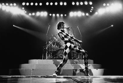 Mercury se presenta en el escenario durante un concierto de 1978 en el Great Western Forum en Inglewood, California.