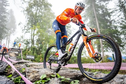 Mathieu van der Poel entrenando en Holanda para el mundial de mountain bike.