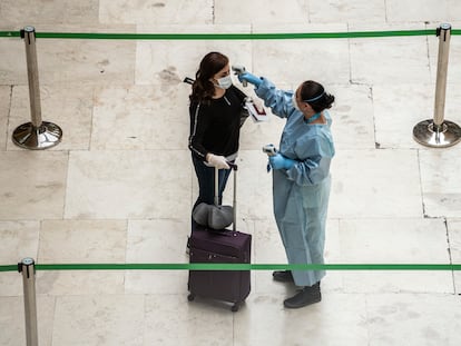 Controles de temperatura en el aeropuerto de Adolfo Suárez Madrid-Barajas, este viernes.