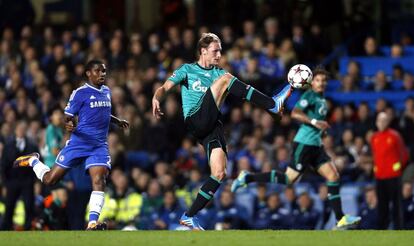 Hoewedes controla el balón.