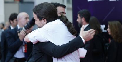 Pablo Iglesias junto a Alberto Garz&oacute;n, este jueves. 