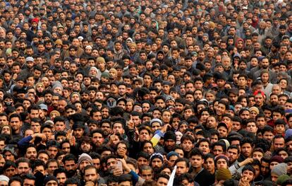 Una multitud de musulmanes participaa en el entierro del insurgente Ajaz Ahmad Makroo, en la región de Redwani, a unos 60 kilómetros de Srinagar, capital estival de la Cachemira (India). Tres insurgentes y un soldado fallecieron en dos tiroteos distintos al sur de Cachemira.