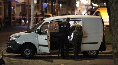 La polic&iacute;a holandesa inspecciona una furgoneta con matr&iacute;cula espa&ntilde;ola en Rot&eacute;rdam, el pasado 23 de agosto.