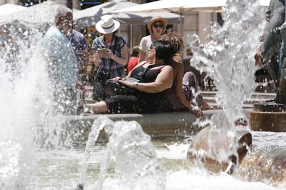 Turistas en la plaza de la Virgen de Valencia este verano.