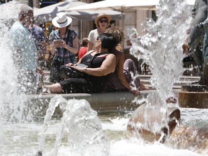 Turistas en la plaza de la Virgen de Valencia este verano.