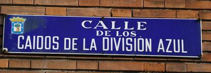 Placa de la calle de los Ca&iacute;dos de la Divisi&oacute;n Azul en Madrid.