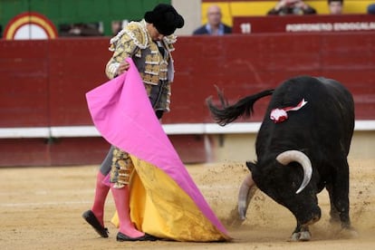 El diestro Jos&eacute; Mar&iacute;a Manzanares toreando a la ver&oacute;nica durante la corrida de toros de la Feria de la Magdalena de Castell&oacute;n.