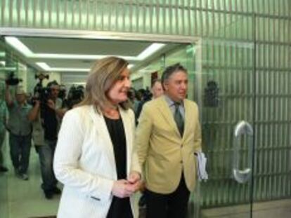 La ministra de Empleo, Fátima Báñez, junto al secretario de Estado de Seguridad Social, Tomás Burgos.