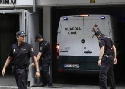 El furgón de la Guardia Civil accede a las dependencias de la Audiencia Nacional.