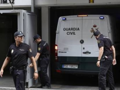 El furg&oacute;n de la Guardia Civil accede a las dependencias de la Audiencia Nacional.