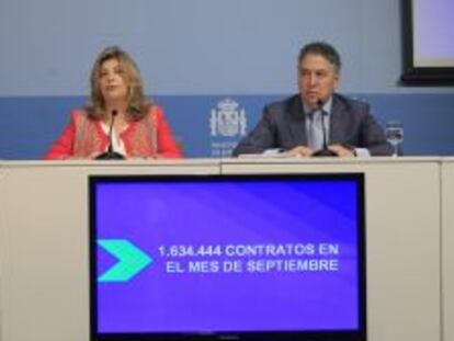 GRA033. MADRID, 02/10/2014.- La Secretaria de Estado de Empleo, Engracia Hidalgo (i), junto al Secretario de Estado de Seguridad Social de Espa&ntilde;a, Tom&aacute;s Burgos (d), durante la rueda de prensa en la que han ofrecido los datos de afiliaci&oacute;n y paro a la seguridad social. EFE/ VICTOR LERENA