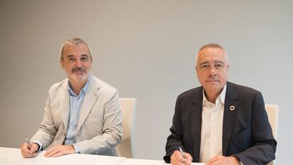 El alcalde de Barcelona, Jaume Collboni, y el presidente del CZFB, Pere Navarro, en la presentación del acuerdo entre las dos instituciones. / AYUNTAMIENTO DE BARCELONA
