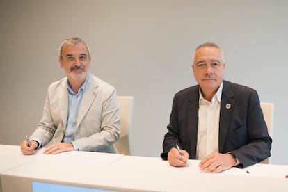 El alcalde de Barcelona, Jaume Collboni, y el presidente del CZFB, Pere Navarro, en la presentación del acuerdo entre las dos instituciones. / AYUNTAMIENTO DE BARCELONA