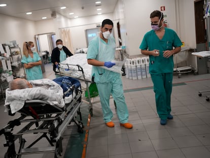 El enfermero Filipe Orfao, en la sala de urgencias del hospital Santa María de Lisboa el pasado viernes 21.