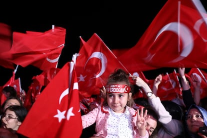 Los partidarios del presidente, Recep Tayyip Erdogan, se reunían el domingo frente al Palacio Presidencial en Ankara, Turquía.