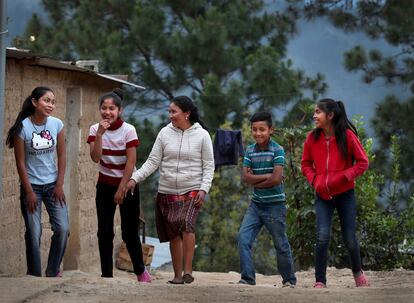 La familia Ventura Corona pasea alrededor de su casa, en Quiché, Guatemala.
