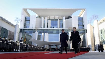 La canciller alemana, Angela Merkel, recibe con honores militares al primer ministro turco, Ahmet Davutoglu, este viernes en Berl&iacute;n. 