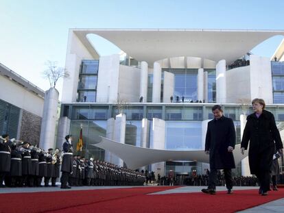 La canciller alemana, Angela Merkel, recibe con honores militares al primer ministro turco, Ahmet Davutoglu, este viernes en Berl&iacute;n. 