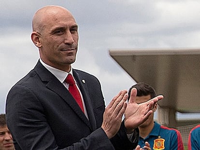 Luis Rubiales, en junio de 2018, con Piqué en la Ciudad del Fútbol de Las Rozas.