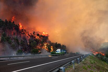 Uno de los incendios en Portugal, a la altura de Cardosos, este 7 de agosto.
