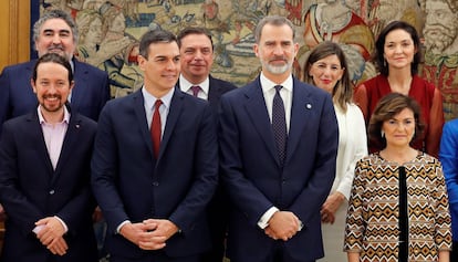 Desde la izquierda, en primera fila, Pablo Iglesias, Pedro Sánchez, el rey Felipe y Carmen Calvo, durante el acto de toma de posesión del nuevo Gobierno en La Zarzuela, este lunes.