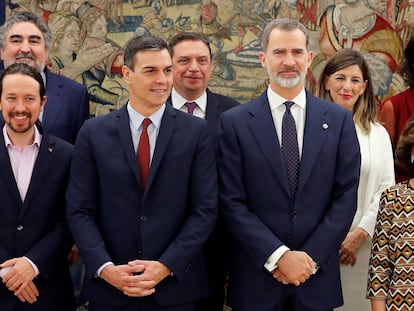 Desde la izquierda, en primera fila, Pablo Iglesias, Pedro Sánchez, el rey Felipe y Carmen Calvo, durante el acto de toma de posesión del nuevo Gobierno en La Zarzuela, este lunes.