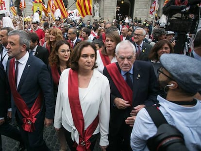 La alcaldesa de Barcelona, Ada Colau, en la plaza de Sant Jaume el pasado sábado, día del pleno de investidura. 