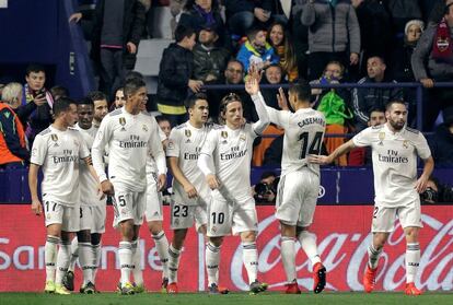 Los jugadores del Real Madrid celebran el primer gol del equipo madridista durante el encuentro correspondiente a la jornada 25 de primera división que disputan esta noche frente al Levante.