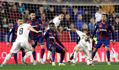 Un momento del encuentro entre el Levante y el Real Madrid, correspondiente a la jornada 25 de primera división.
