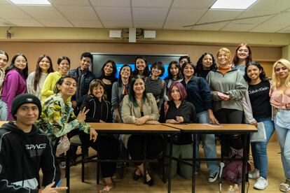 La foto grupal para despedir a la autora.