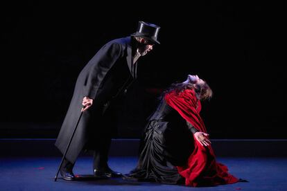 Joaquín Notario y Marta Poveda, en una escena de 'La dama duende', dirigida por Helena Pimenta.
