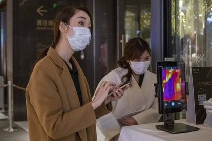 Dos mujeres con máscaras en Shangai (China).