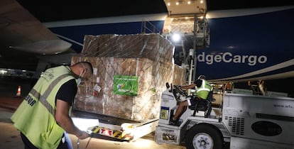 Operación de descarga de los 300 respiradores recibidos esta madrugada por Iberdrola en el aeropuerto de Madrid.