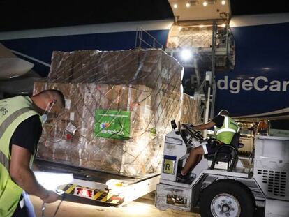 Operación de descarga de los 300 respiradores recibidos esta madrugada por Iberdrola en el aeropuerto de Madrid.