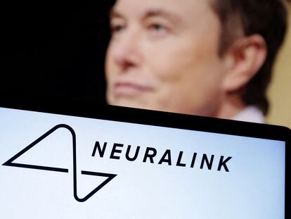 Elon Musk next to the logo of Neuralink, his neurotechnology company that now implants chips in humans