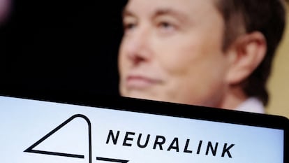 Elon Musk next to the logo of Neuralink, his neurotechnology company that now implants chips in humans