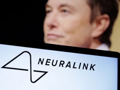 Elon Musk next to the logo of Neuralink, his neurotechnology company that now implants chips in humans