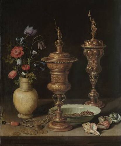 Bodegón de Clara Peeters que puede verse actualmente en la muestra que le dedica el Museo del Prado. El autorretrato múltiple de la pintora puede verse reflejado en la copa dorada de la derecha.