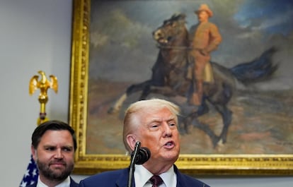 El presidente de Estados Unidos, Donald Trump (en primer término), y el vicepresidente JD Vance, el jueves en la Casa Blanca. 